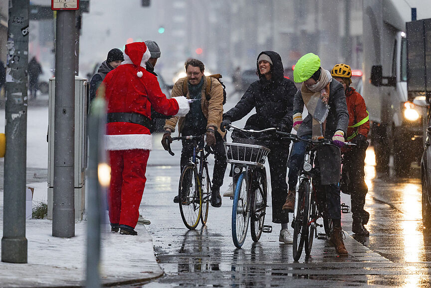 Mit einer bundesweiten Aktion am Nikolaus-Tag bedankt sich der ADFC bei allen, die auch im Winter mit dem Rad fahren, wie hier im frisch verschneiten Berlin. Mit einer bundesweiten Aktion am Nikolaus-Tag bedankt sich der ADFC bei allen, die auch im Winter mit dem Rad fahren, wie hier im frisch verschneiten Berlin.