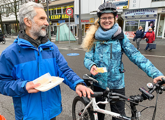 Beim Winter-Bike-to-Work-day in Bochum verteilten ADFC und Radwende "Dankeschön!"-Kekse an Menschen, die ihre Alltagswege mit dem Fahrrad erledigen. 