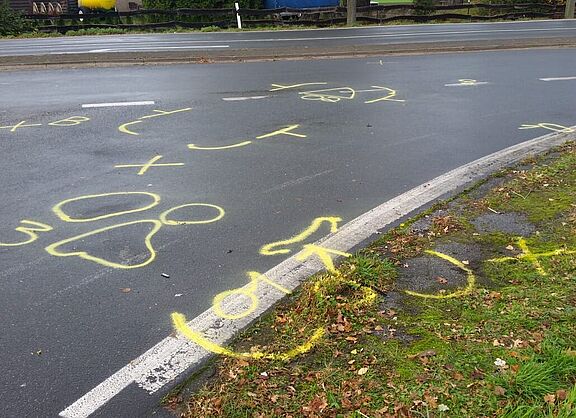 Unfallstelle mit gelben Markierungen im Fahrradform