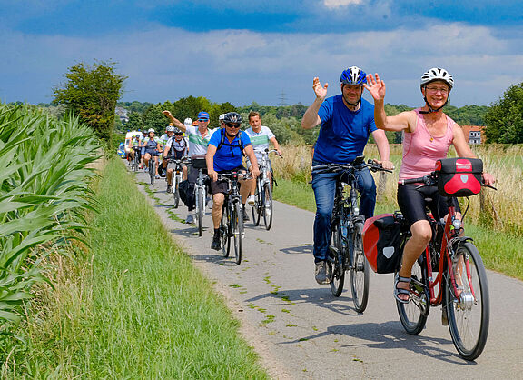 Radfahrerinnen und Radfahrer bei der NRW-Radtour