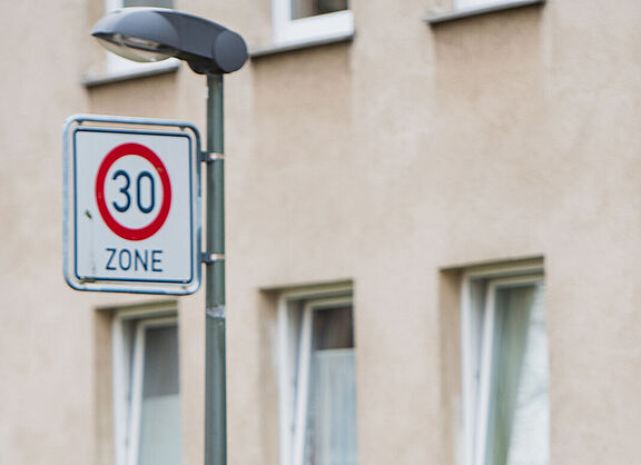 Die generelle Reduzierung der zulässigen Höchstgeschwindigkeit innerörtlich auf 30 km/h wäre ein großer Schritt für die Sicherheit von Radverkehr und Fußgängern. Es bleibt vorerst aber bei extra ausgewiesenen 30-Zonen.