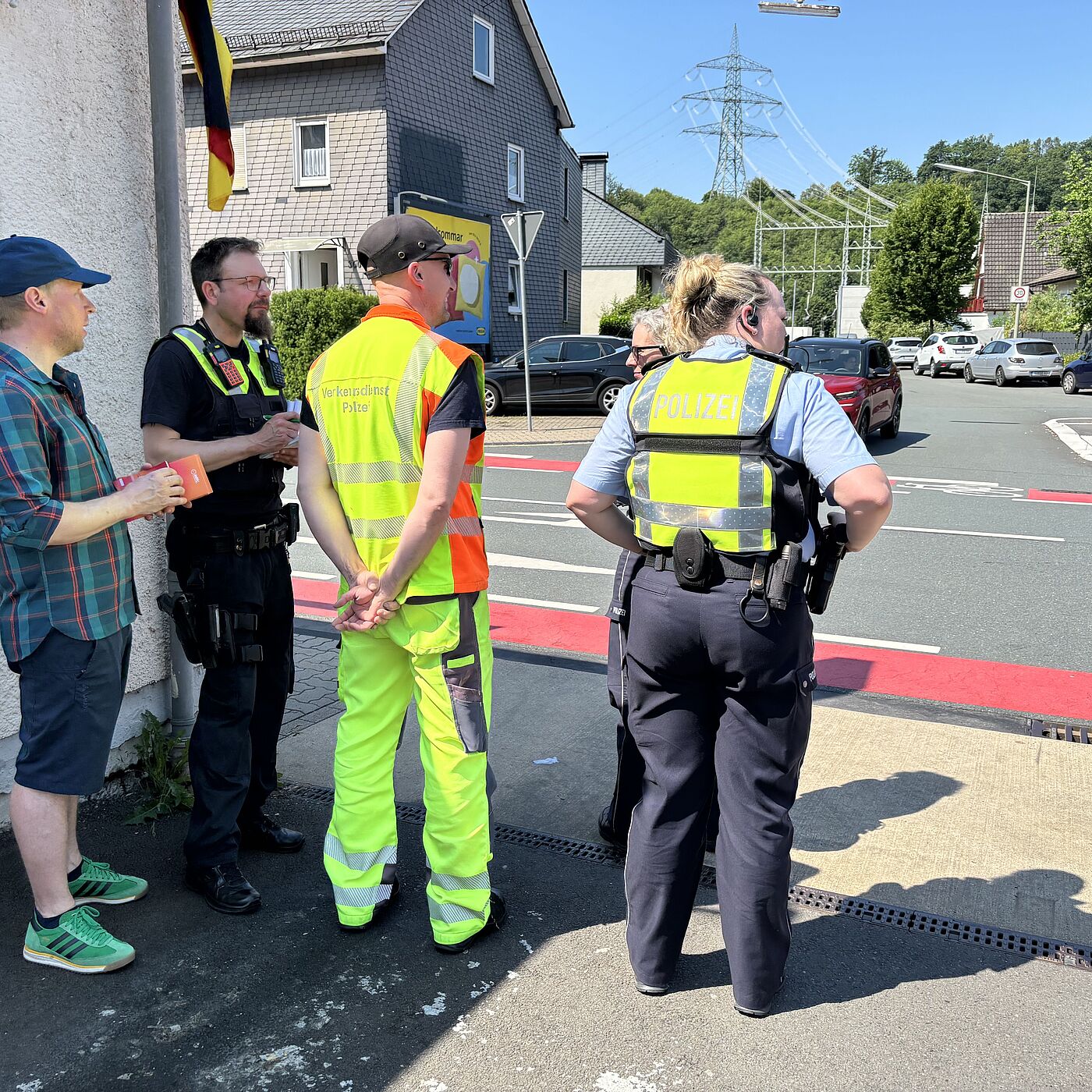 Ein Team aus Polizei, Verkehrsdienst Polizei und ADFC beobachtet den Verkehr an einem der Kontrollpunkte.