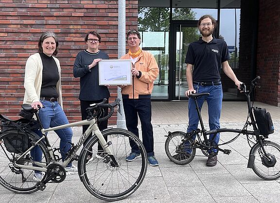 Das Bild zeigt die Zertifikats-Übergabe mit Verena Reuter (Vorstand ADFC NRW), Gernot Steinberg (Geschäftsführer Planersocietät), Andreas K. Bittner (ADFC Projekt Fahrradfreundlicher Arbeitgeber), Felix Regelsberger (Radverkehrsbeauftragter Planersocietät).