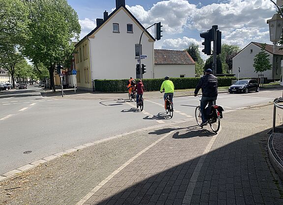 Radfahrende überqueren eine Kreuzung