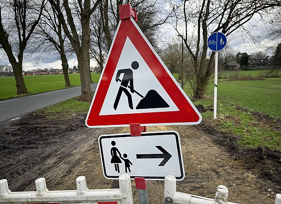 Ein Baustellenschild an einem Radweg. 