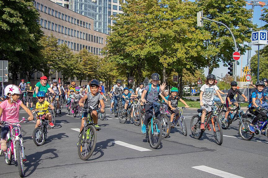 Kinder bei Fahrraddemo in Dortmund