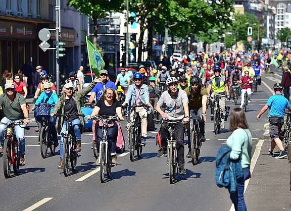 Aktive des ADFC NRW bei der Sternfahrt am 8. Mai 2022 in der Landeshauptstadt Düsseldorf. 