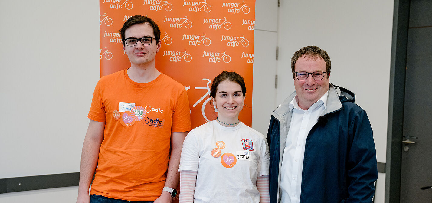 Die frisch gewählten Sprecher:innen des Jungen ADFC NRW, Timo Giese und Jasmin Azari freuen sich mit Verkehrs- und Umweltminister Oliver Krischer über eine erfolgreiche erste Landesjugendversammlung.