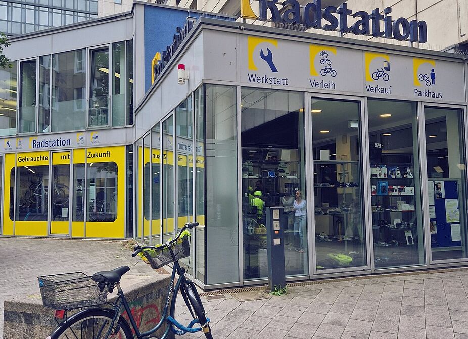 Radstation Düsseldorf Die Radstation am Düsseldorfer Hauptbahnhof, im Vordergrund steht ein Fahrrad an einen Beton-Poller gelehnt