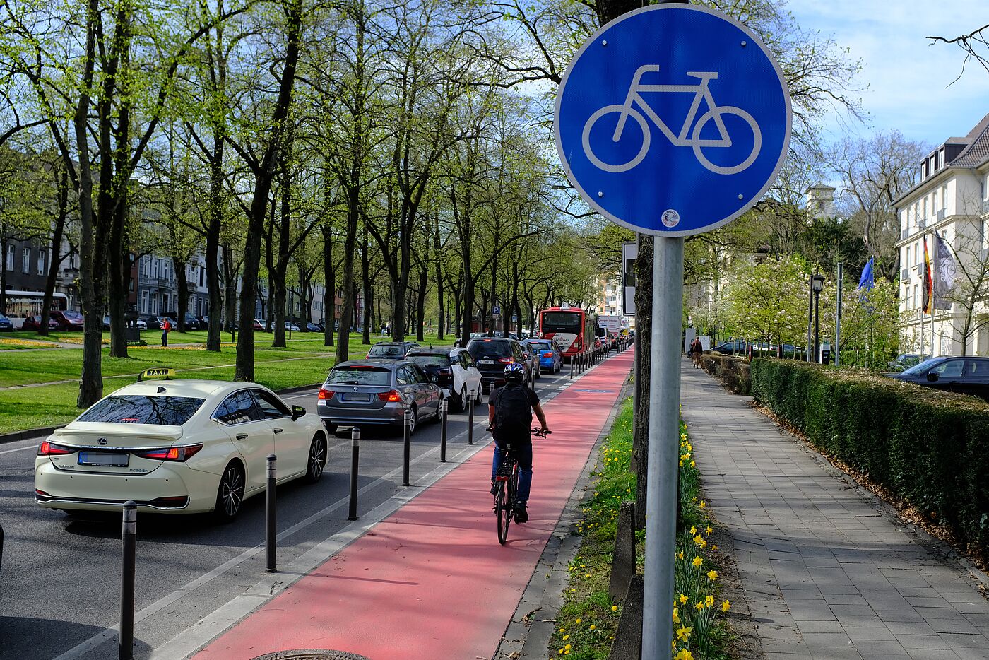 Fahrradstreifen mit baulicher Trennung in Aachen