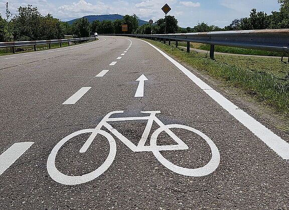 Schutzstreifen auf Landstraßen erfüllen nicht die Anforderungen an eine sichere Radverkehrsinfrastruktur.