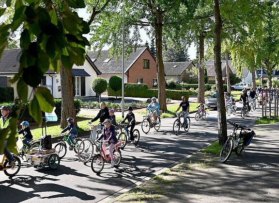 Kinder und Erwachsene demonstrieren in Kempen gemeinsam für kinderfreundliche Straßen.