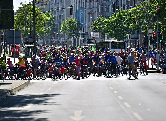 Viele Radfahrende auf einer Straße in Düsseldorf bei der ADFC Sternfahrt NRW 2022
