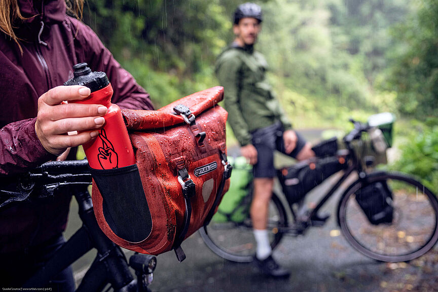 Seitenfächer ermöglichen einen schnellen Zugriff auf die Trinkflasche. Seitenfächer ermöglichen einen schnellen Zugriff auf die Trinkflasche.