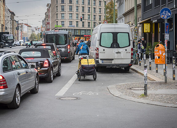 Für das Parken auf Geh- und Radwege sowie für das Halten in zweiter Reihe gelten mit der StVO-Novelle höhere Bußgelder.
