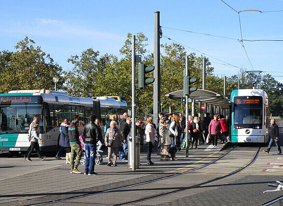 Eine Haltestelle für Bus und Bahn in Potsdam.