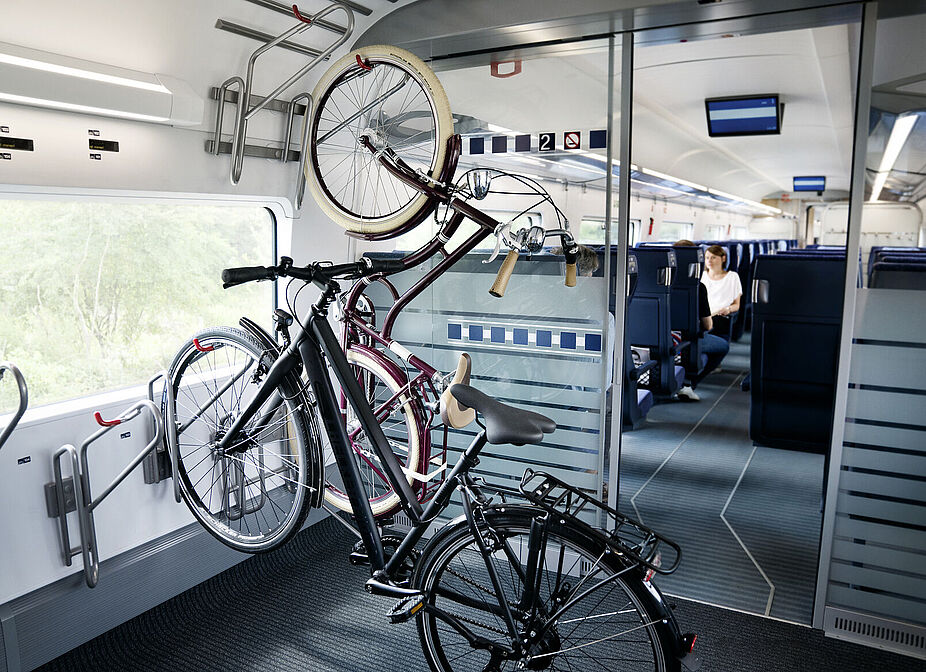 ICE 4 mit Fahrradabteil FAhrradabteil im ICE 4 mit zwei Fahrrädern in den Halterungen.