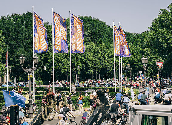 Radfahrende am großen Stern bei der Sternfahrt Berlin 
