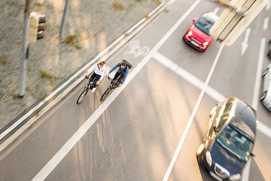 Zwei Jobradler im Straßenverkehr Zwei Jobradler im Straßenverkehr