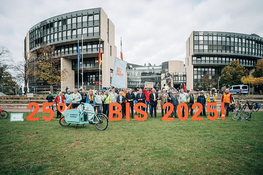Fahrradgesetz NRW 25 % Radverkehrsanteil bis 2025 gesetzlich verankern: Das will „Aufbruch Fahrrad“, hier bei einer Aktion vor dem Landtag anlässlich der Wahl des neuen Ministerpräsidenten Hendrik Wüst am 27.10.2021