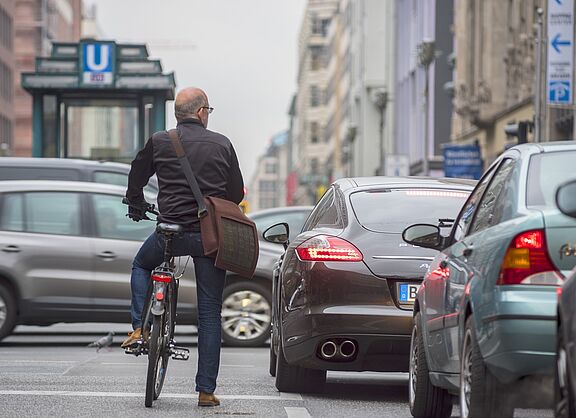 Fahrradfahren in der Stadt. Hier: Friedrichstraße in Berlin.